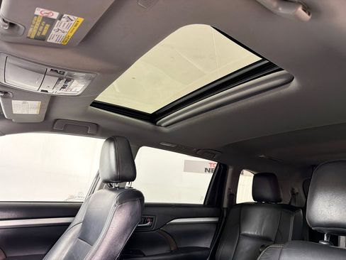 Used 2019 Toyota Highlander XLE image 2