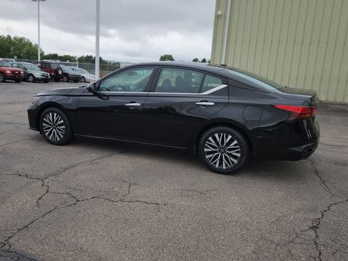 Used 2024 Nissan Altima 2.5 SV FWD image 7