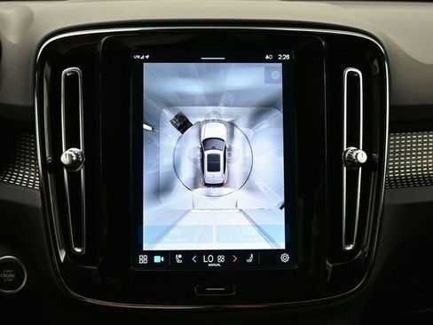Used 2024 Volvo XC40 B5 Plus image 19