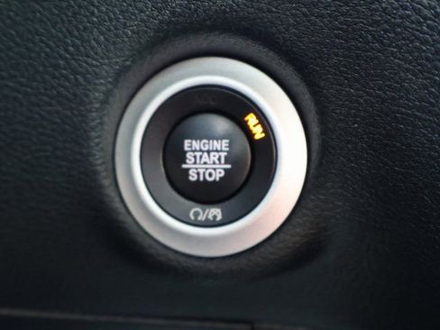 Used 2024 Chrysler Pacifica Limited FWD image 31