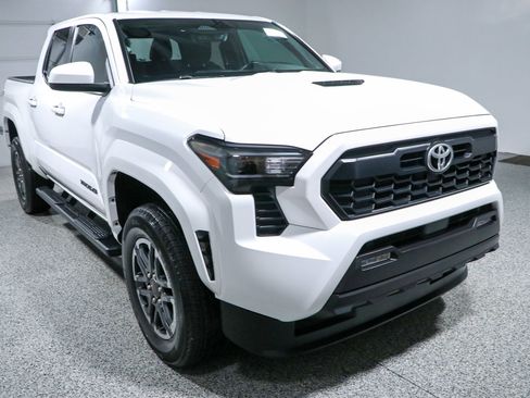 Used 2024 Toyota Tacoma TRD Sport AWD/4WD image 5