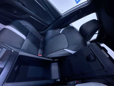 Used 2025 Toyota Camry SE image 26