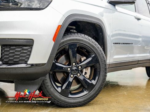 Used 2023 Jeep Grand Cherokee L Laredo image 2
