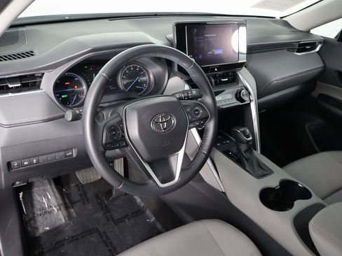 Used 2023 Toyota Venza LE image 7