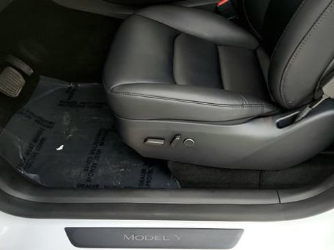 Used 2024 Tesla Model Y 2WD image 47