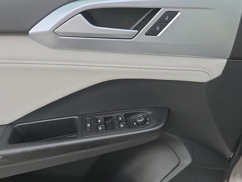 New 2026 Volkswagen Taos SE image 15