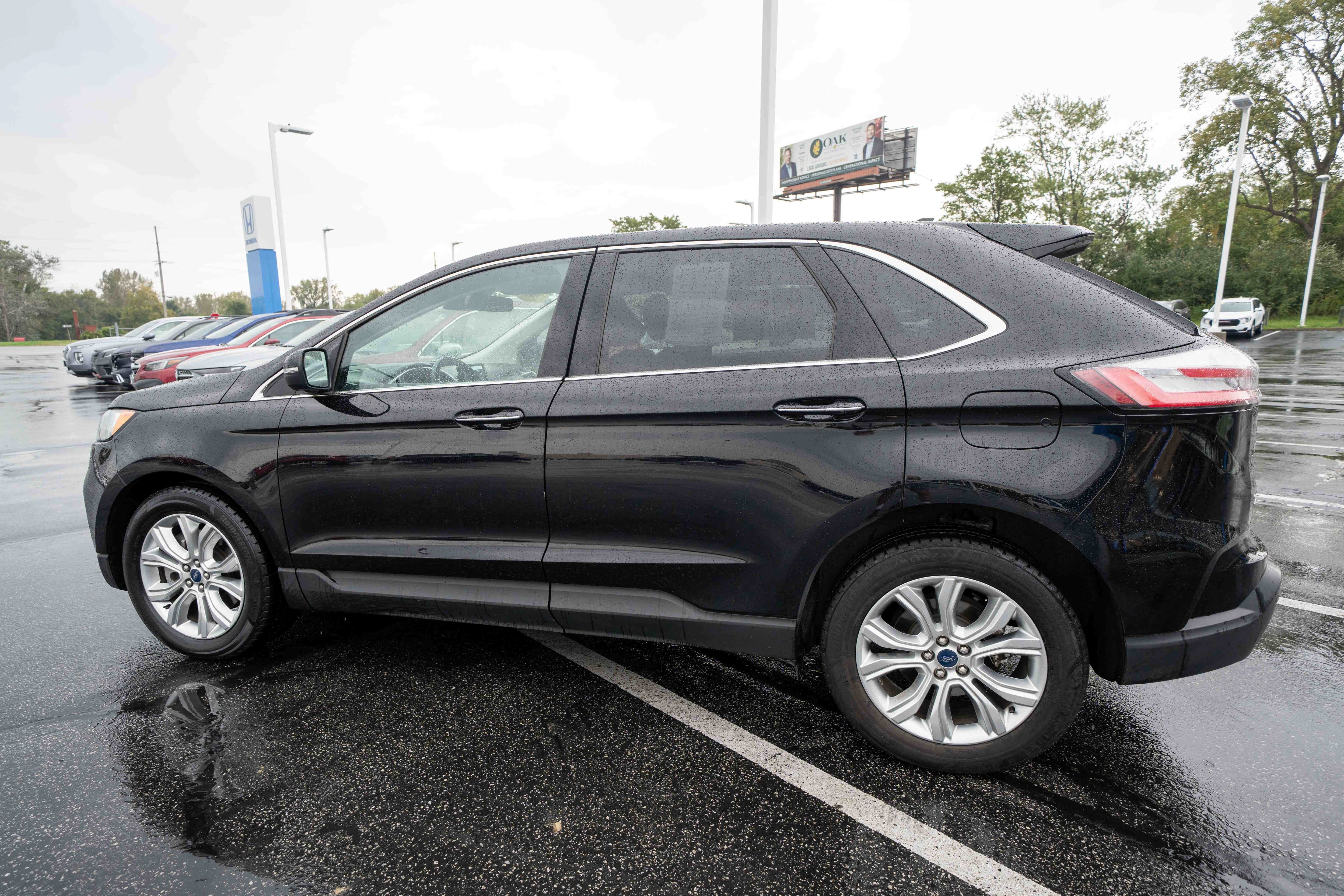Used 2021 Ford Edge Titanium FWD image 4