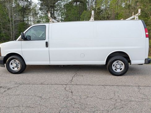 Used 2017 Chevrolet Express 3500 Extended image 2
