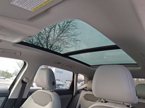 Certified 2024 Volkswagen Taos SE image 15