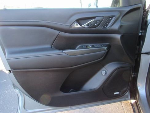 Used 2023 GMC Acadia SLT w/ Preferred Package image 10