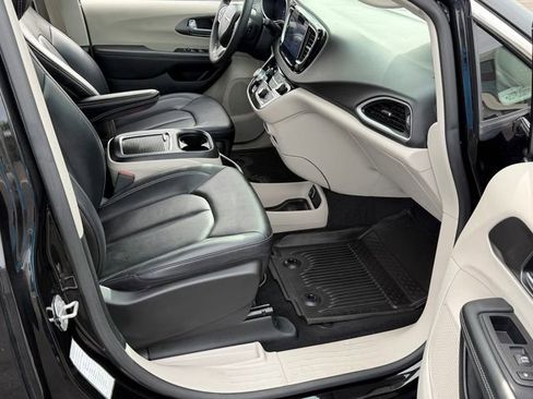 Used 2024 Chrysler Pacifica Touring-L image 26
