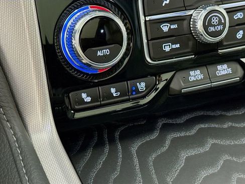 Used 2024 GMC Yukon Denali w/ Advanced Technology Package AWD/4WD image 23