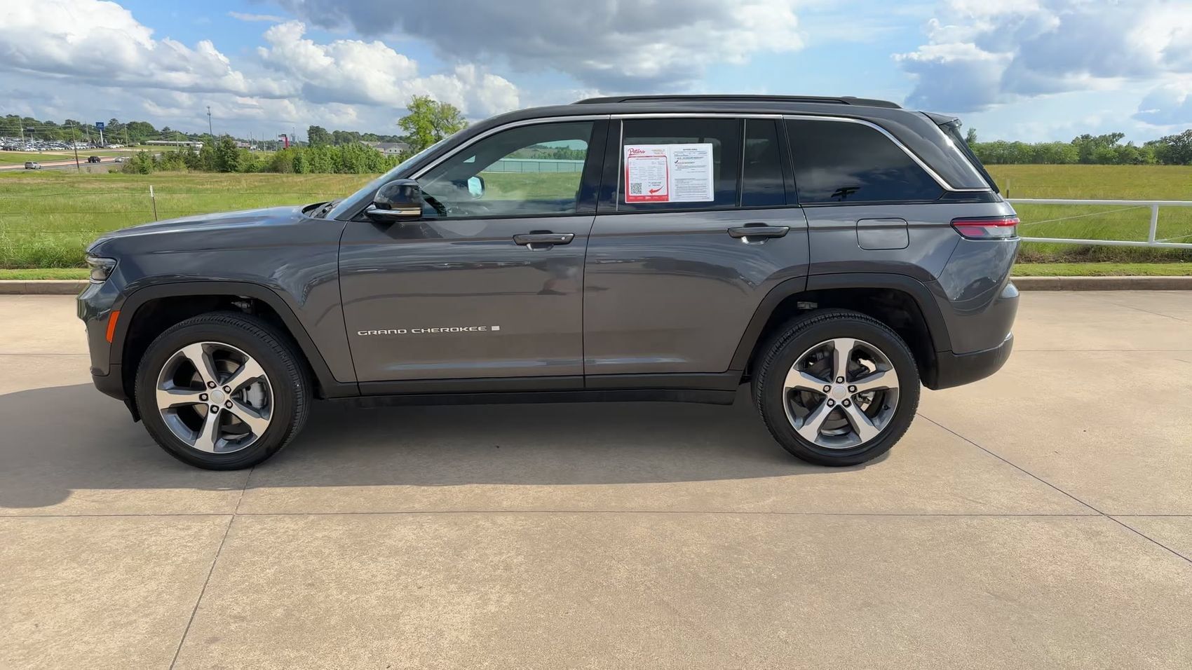 Used 2025 Jeep Grand Cherokee Limited AWD/4WD image 4