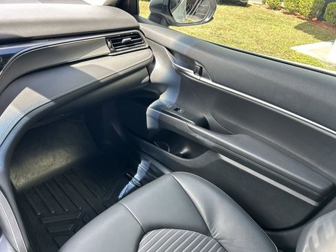 Used 2019 Toyota Camry image 15