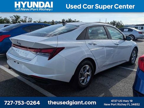 Used 2022 Hyundai Elantra SE FWD image 2