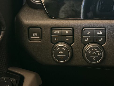 Used 2024 Chevrolet Silverado 2500 ZR2 AWD/4WD image 32