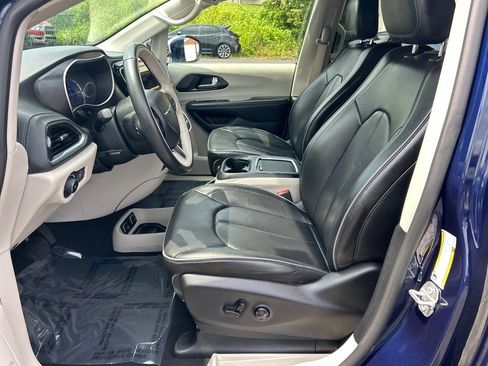 Used 2020 Chrysler Pacifica Limited image 6