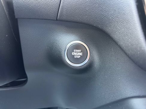 Used 2025 Volvo XC40 B5 Core AWD/4WD image 17