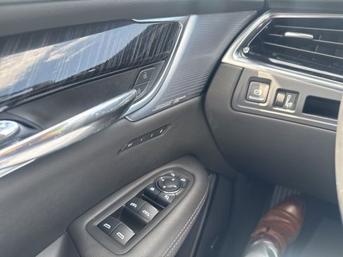 Used 2025 Cadillac XT6 Premium Luxury FWD image 16