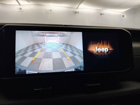 Used 2024 Jeep Wrangler Unlimited Sahara AWD/4WD image 4