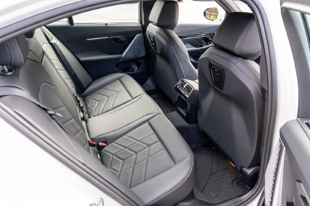 Used 2024 BMW i5 eDrive40i w/ M Sport Package RWD image 31