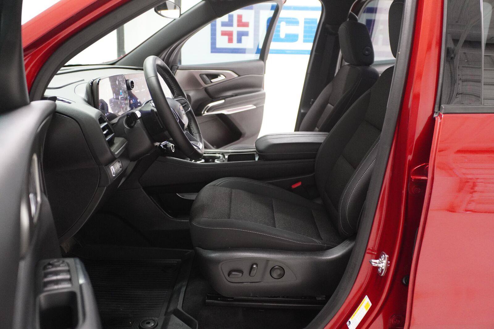Used 2025 Chevrolet Traverse LT w/ Driver Confidence Package FWD image 10