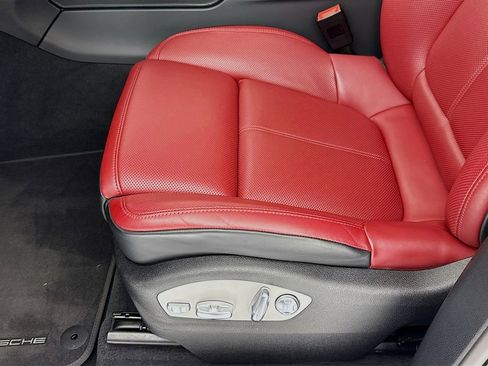 Certified 2025 Porsche Macan AWD/4WD image 13