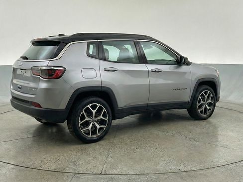 Used 2025 Jeep Compass Limited image 9