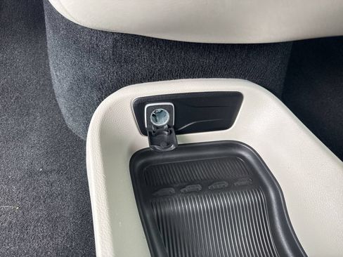 Used 2024 Chrysler Pacifica Limited FWD image 29