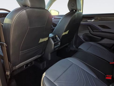 Used 2026 Volkswagen Tiguan SE FWD image 32