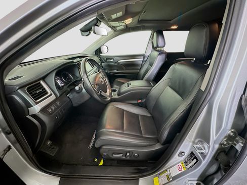 Used 2019 Toyota Highlander XLE FWD image 13