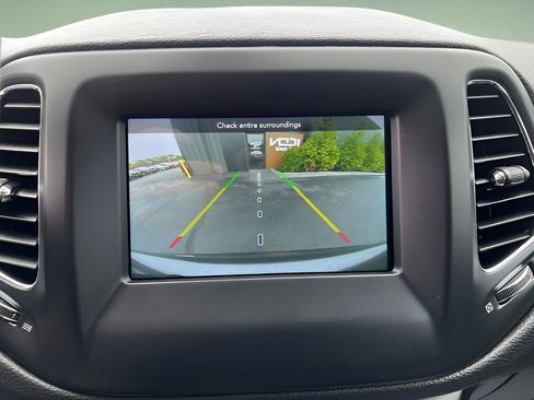 Used 2020 Jeep Compass Latitude w/ Cold Weather Group AWD/4WD image 18