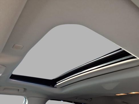 Used 2022 Toyota Highlander XLE image 18