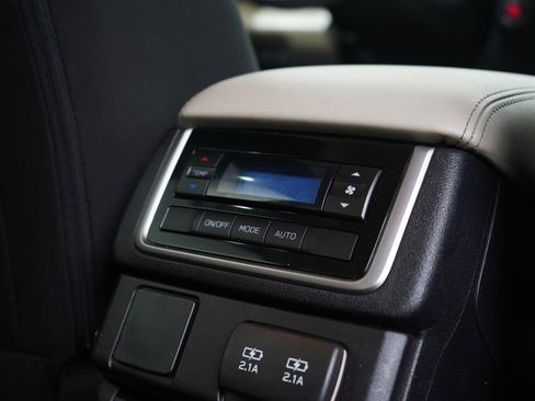 Used 2021 Subaru Ascent Premium w/ Convenience Package image 14