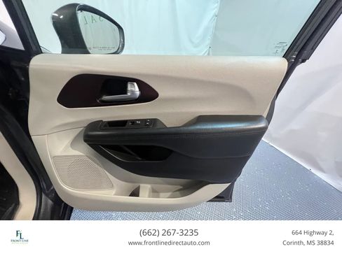 Used 2017 Chrysler Pacifica Limited w/ UConnect Theater Package FWD image 21