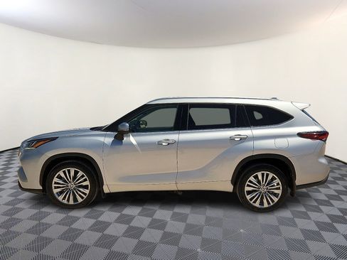 Used 2024 Toyota Highlander Platinum FWD image 2