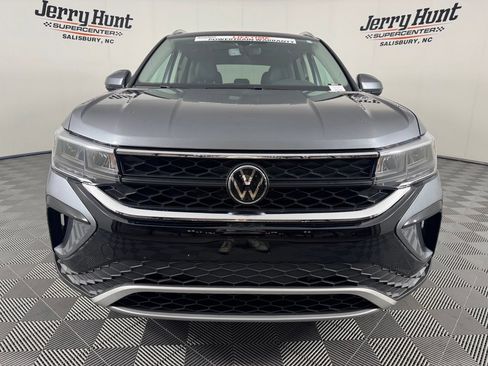 Used 2024 Volkswagen Taos SE w/ Panoramic Sunroof Package FWD image 4