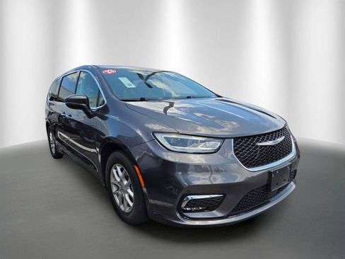 Used 2023 Chrysler Pacifica Touring-L FWD image 5