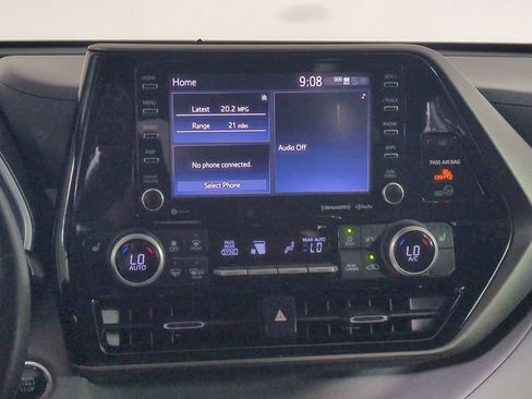 Used 2021 Toyota Highlander XLE FWD image 22