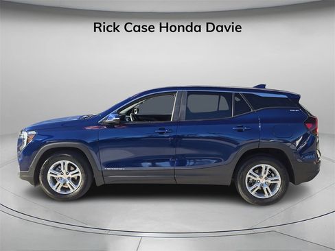 Used 2023 GMC Terrain SLE image 4