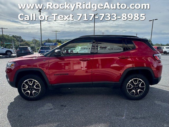 Used 2025 Jeep Compass Trailhawk AWD/4WD image 4