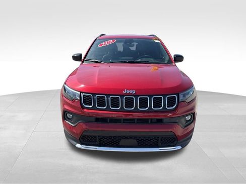 Used 2025 Jeep Compass Latitude AWD/4WD image 2