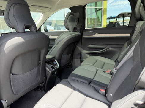 Used 2025 Volvo EX90 Plus AWD/4WD image 33