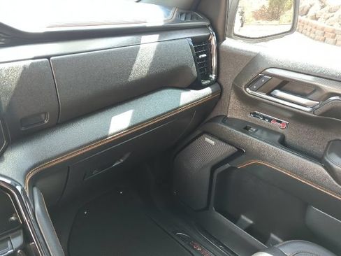 Used 2024 GMC Sierra 1500 AT4 w/ Technology Package AWD/4WD image 8