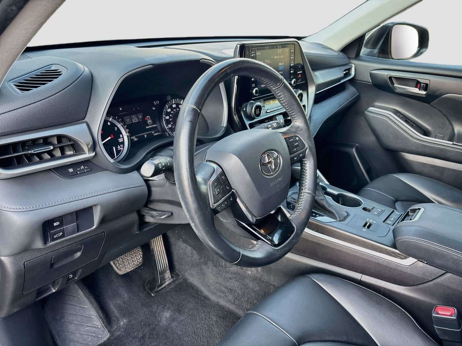 Used 2021 Toyota Highlander XLE FWD image 9