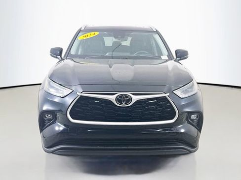 Used 2024 Toyota Highlander XLE FWD image 2