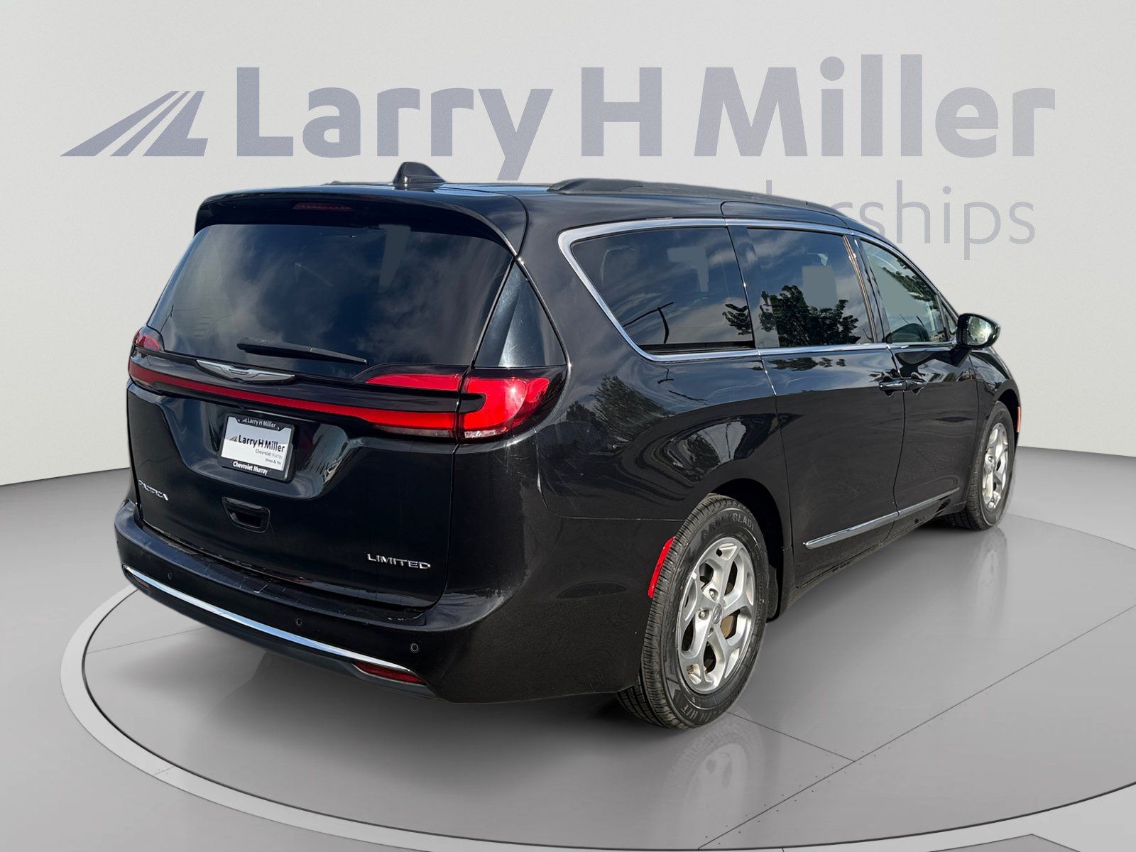 Used 2023 Chrysler Pacifica Limited FWD image 5