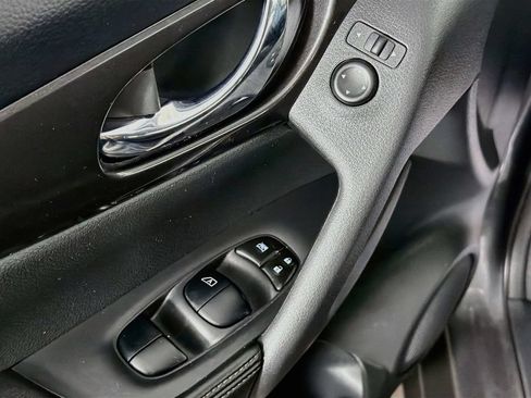 Used 2019 Nissan Rogue SV AWD/4WD image 17
