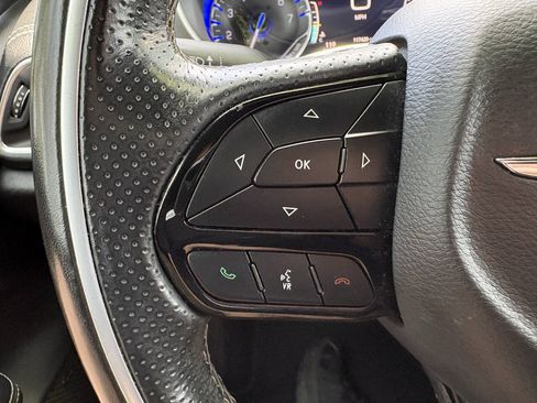Used 2018 Chrysler Pacifica Limited w/ Advanced Safetytec Group FWD image 16