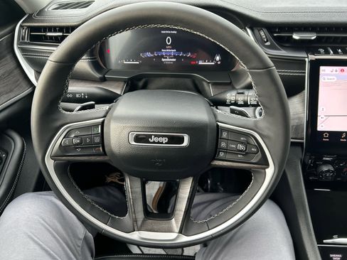 Used 2023 Jeep Grand Cherokee L Limited w/ Black Appearance Package image 17